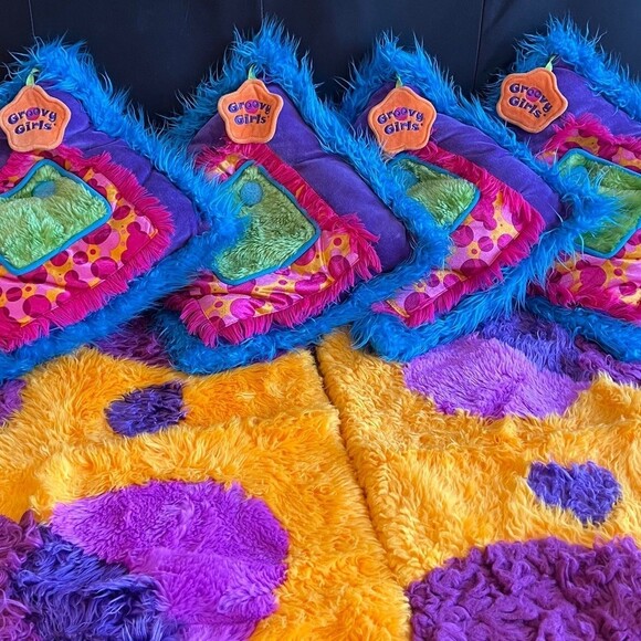 Groovy Girls 4-Piece Plush Room Rug and Pillow Set - Picture 3 of 12